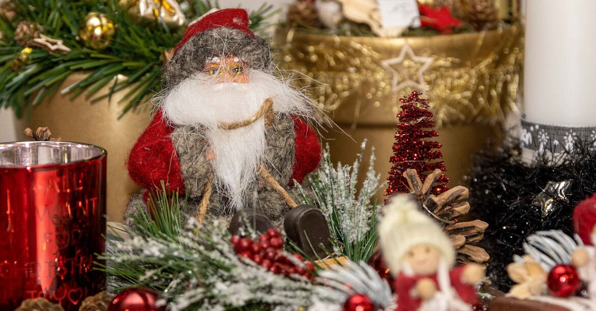 Selbstgebasteltes wie dieser Weihnachtsmann lockte zahlreiche Gäste zum Adventsbasar auf die Bonner Hardthöhe. 