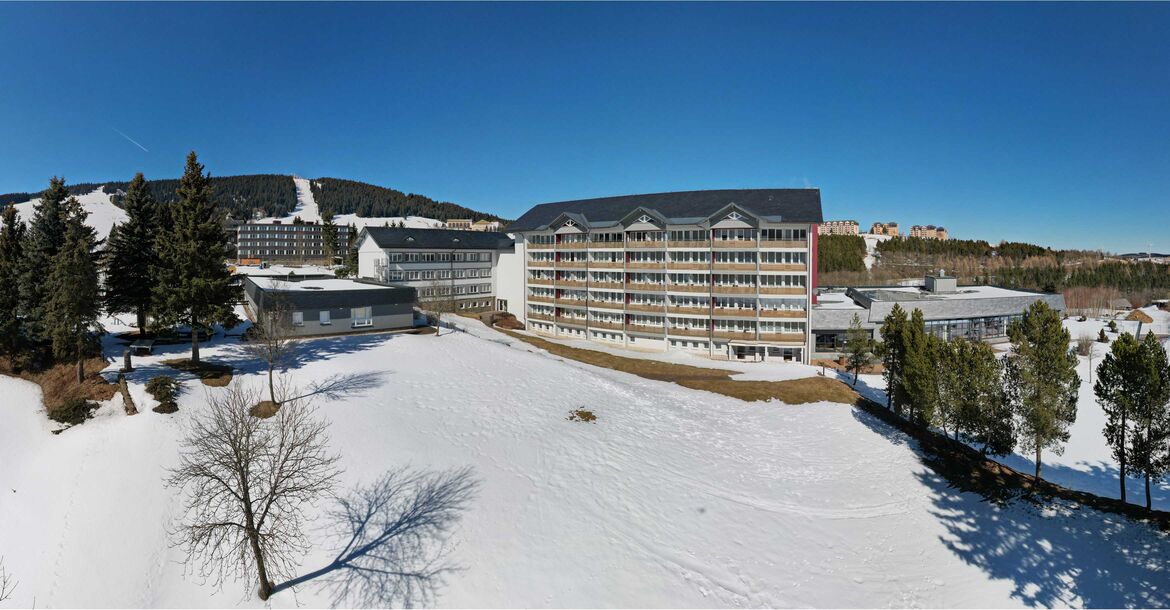 Haus Wiesenthal im Winter - Panoramaaufnahme mit Drohne