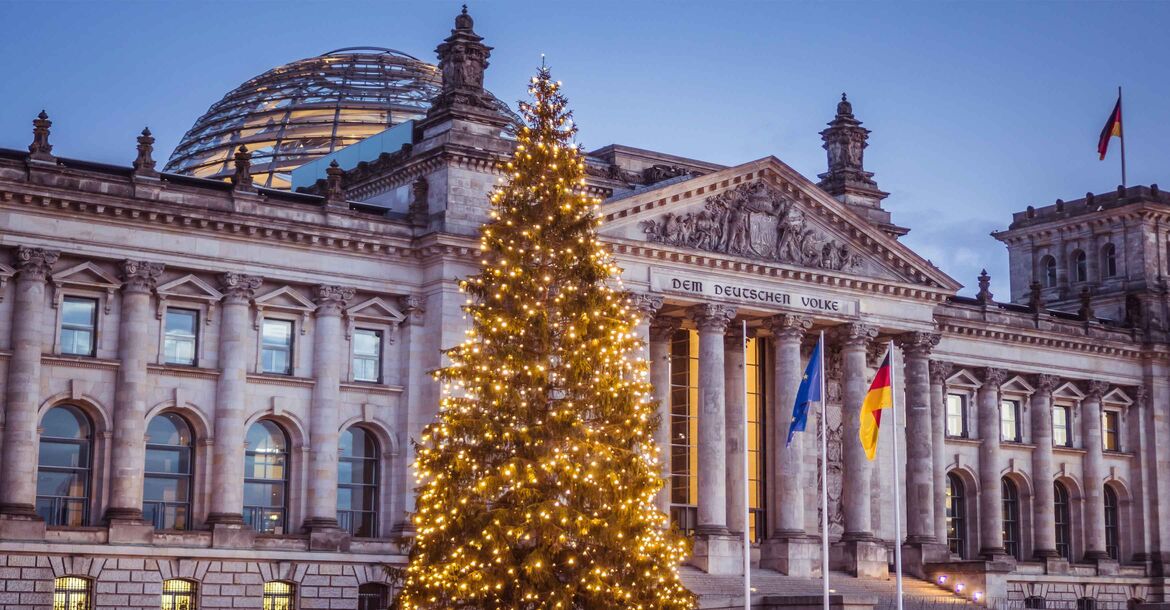 Festlich beleuchteter Weihnachtsbaum vor dem Reichstagsgebäude am Platz der Republik in Berlin 