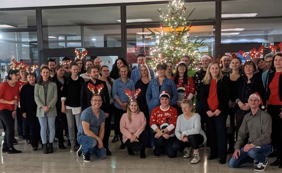 Gruppenfoto vor dem Weihnachtsbaum: Das Team vom Servicezentrum Ost 
