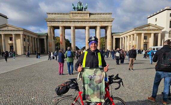 „Sportkamerad“ Richard K. vor dem Brandenburger Tor 