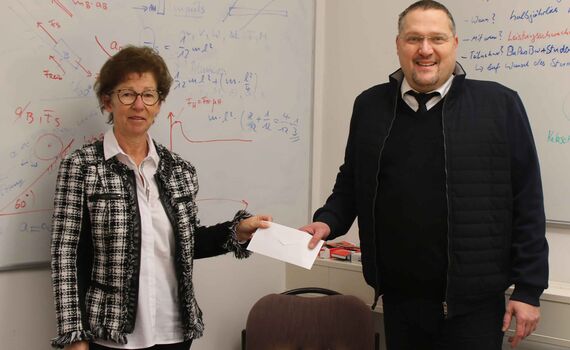 Wissenschaftlicher Direktor Jochen Abel übergibt sein "Geburtstagsgeschenk" an BwSW-Regionalstellenleiterin Birgit Hiller für die "Sorgenkinder". 